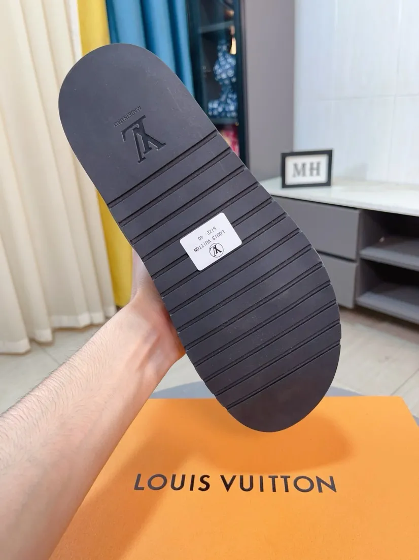 Men's shoes💰300🌹🌹【LV】Multi-color new men's slippers, original top quality version, original special cowhide cross pattern➕sheepskin inside and side, non-slip combined sole, more stable walking, more comfortable and lightweight, high-end and generous, size: 38~44